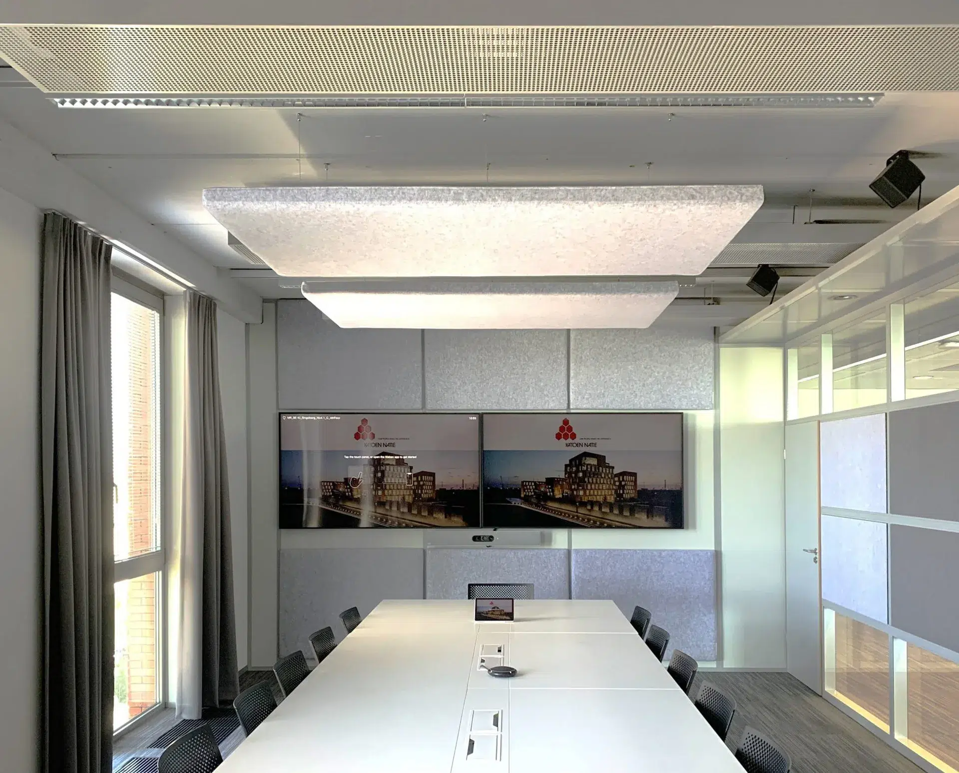 Akoestische plafondpanelen en wandpanelen in een vergaderruimte